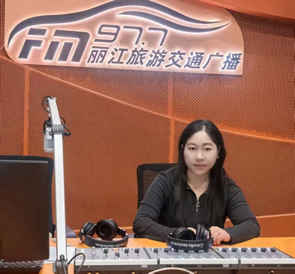 4月28日，丽江市医院感染疾病科医生沙霞做客FM97.7丽江旅游交通广播。（丽江融媒记者 梁国宏 摄）
