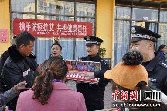 民警向群众展示毒品样品。(四川省司法厅 供图) 民警向群众展示毒品样品。(四川省司法厅 供图)