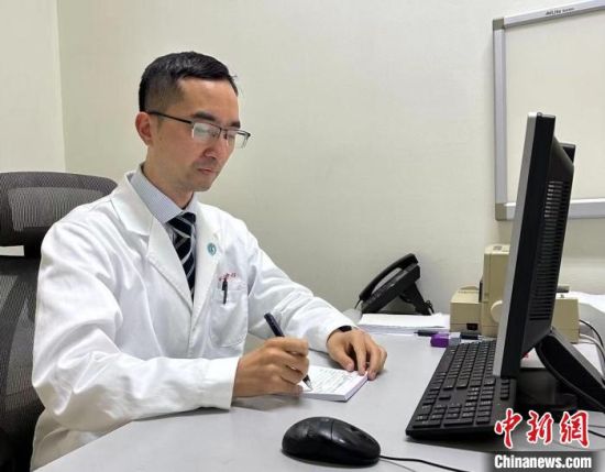 陈军指出,HIV感染者出现焦虑、抑郁、压力、疲劳和睡眠障碍等症状时,要及早寻求专业医生的帮助。 陈军供图